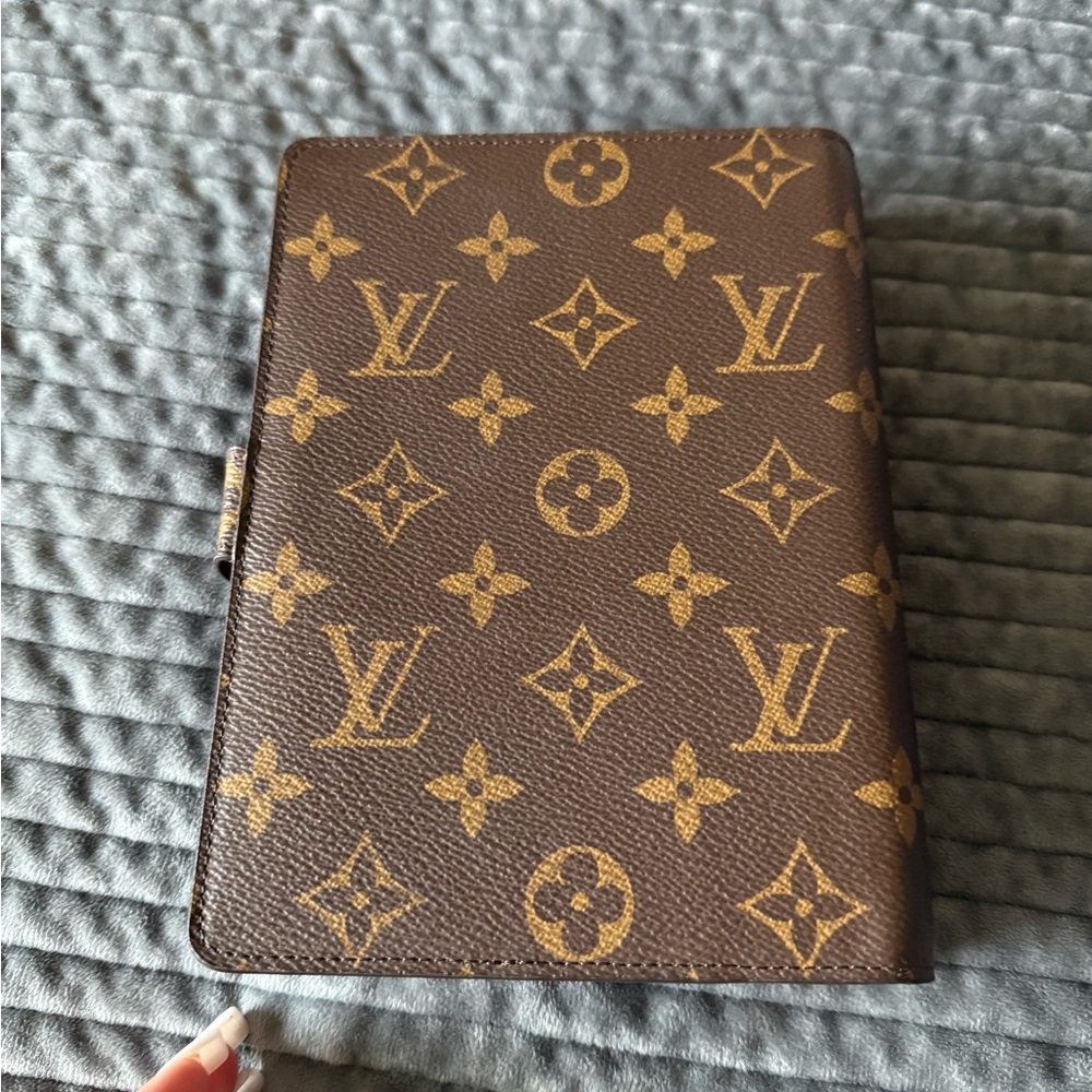 Louis Vuitton Medium Ring Agenda Cover - Picture 9 of 14